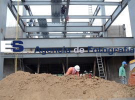 Construyen nueva torre en previo destinado a torre del teleférico  - ES imagen agencia de fotografía