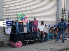 Vendedores ambulantes comercializan sus productos en la via pública - ES imagen agencia de fotografía