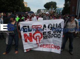 Cientos se manifiestan en contra de las tarifas del servicio de agua. - ES imagen agencia de fotografía