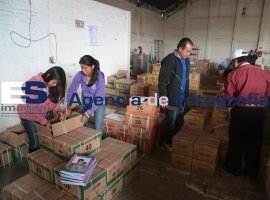 Inicia distribución de libros de texto - ES imagen agencia de fotografía