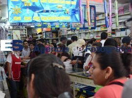 Compras antes de inicio de clases - ES imagen agencia de fotografía