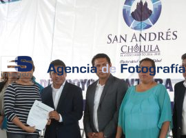 Entrega Leo Paisano apoyos a estudiantes y escuelas de San Andrés Cholula - ES imagen agencia de fotografía