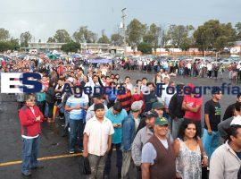 Cientos hacen fila para comprar boletos para Pericos de puebla - ES imagen agencia de fotografía