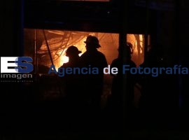 Controlan bomberos incendio en el mercado Unión - ES imagen agencia de fotografía