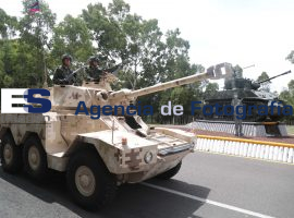 Realiza ejército practica de delfile  - ES imagen agencia de fotografía
