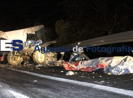 6 personas muertas y 20 lesionados sldo de choque en la autopista - ES imagen agencia de fotografía