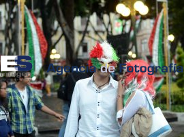 Color, los asistentes al grito - ES imagen agencia de fotografía
