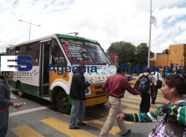 Transporte público invade paso peatonal - ES imagen agencia de fotografía