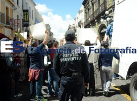 Policías estatales se manifiestan en congreso del estado - ES imagen agencia de fotografía