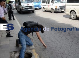 Peligro, alcantarilla al descubirto  - ES imagen agencia de fotografía