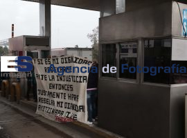 Abre normalistas caseta de Amozon en protesta por Ayotzinapa - ES imagen agencia de fotografía