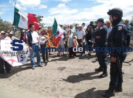Opositores al Gasoducto corren a trabajadores 2014 - ES imagen agencia de fotografía
