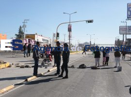 Bloquean padres de familia Bulevar Atlixco - ES imagen agencia de fotografía