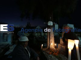 Vecinos de Tlacotepec velan a sus difuntos - ES imagen agencia de fotografía