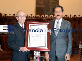 Honoris Causa a Gustavo Garza  - ES imagen agencia de fotografía