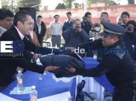 Reciben PolicÃ­as de Cuautlancingo uniformes y equipo - ES imagen agencia de fotografía