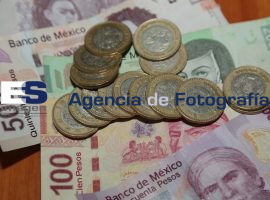 No por que haya aguinaldo hay que gastarlo. - ES imagen agencia de fotografía
