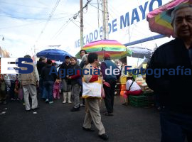 Mercado 5 de Mayo, muchos compradores - ES imagen agencia de fotografía