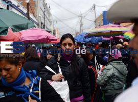 Mercado 5 de Mayo, muchos compradores y frio - ES imagen agencia de fotografía