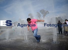 La fuente en la plaza Victoria - ES imagen agencia de fotografía