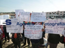 Manifestantes exigen libertada de Ruben y Altonatihu sarabia. 2014 - ES imagen agencia de fotografía