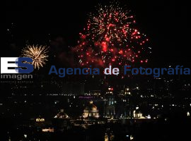 Juegos pirotécnicos en la celebracion de fiestas mexicanas - ES imagen agencia de fotografía