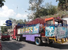 Preparativos a las afueras de Iglesia del Calvario - ES imagen agencia de fotografía