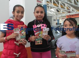Niños acuden a Kidzania en estas vacasiones - ES imagen agencia de fotografía