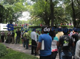 Largas Filas en canje de placas - ES imagen agencia de fotografía