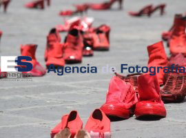 "Zapatos Rojos" arte urbano de Elina Chauvet - ES imagen agencia de fotografía