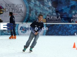 Pista de hielo en el zócalo de Puebla - ES imagen agencia de fotografía
