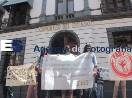 Manifestantes integrantes del FEET a las afueras del Congreso - ES imagen agencia de fotografía
