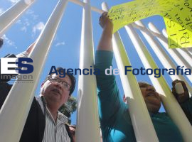 Trabajadores del Hospital del Niño Poblano contra la desición aprobada en el Congreso del Estado - ES imagen agencia de fotografía