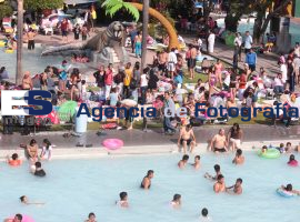 Miles de personas acuden a balnearios en Sabado de Gloria - ES imagen agencia de fotografía