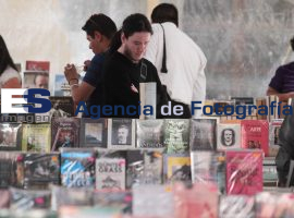 Feria del Libro fuera del Carolino - ES imagen agencia de fotografía