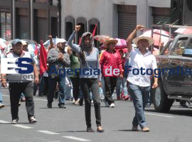 Cientos de manifestantes de antorcha campesina se dirigen a Casa Ayuayo - ES imagen agencia de fotografía