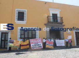 Manifestantes de fraude por parte de la Inmobiliario Grupo Alde a las afueras de Casa aguayo - ES imagen agencia de fotografía