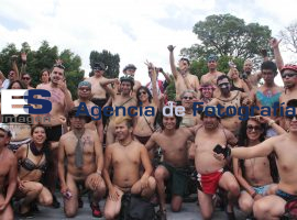 Ciclistas desnudos ruedan a favor de la ciclovía  - ES imagen agencia de fotografía