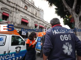 Paramédicos a las afueras de palacio municipal - ES imagen agencia de fotografía
