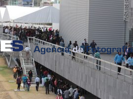 Largas filas afuera del CIS - ES imagen agencia de fotografía