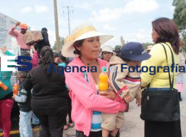 Entrega de bebidas a los habitantes del municipio General Felipe Ángeles  - ES imagen agencia de fotografía