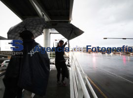 Lluvia intensa en el centro de la ciudad - ES imagen agencia de fotografía