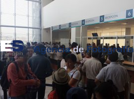 Largas filas en CIS para realizar trámites de contro, vehícular - ES imagen agencia de fotografía