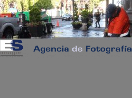 Retiro de goma de mascar en la centro histórico - ES imagen agencia de fotografía