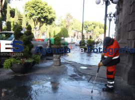 Retiro de goma de mascar en la centro histórico - ES imagen agencia de fotografía