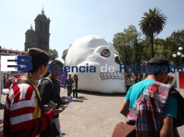 Calavera en el zócalo de la ciudad - ES imagen agencia de fotografía