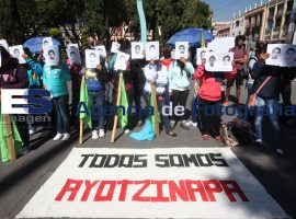 Estudiantes normalistas se manifiestan en el zócalo  - ES imagen agencia de fotografía