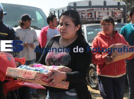 Reparten galletas al finalizar la inauguración de avimentación den  San Felipe Tleotalcingo - ES imagen agencia de fotografía