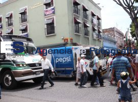 Trafico en las calles del centro histórico - ES imagen agencia de fotografía
