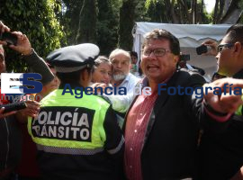 Detienen a ciudadano por presunta violación a reglamento de Tránsito - ES imagen agencia de fotografía